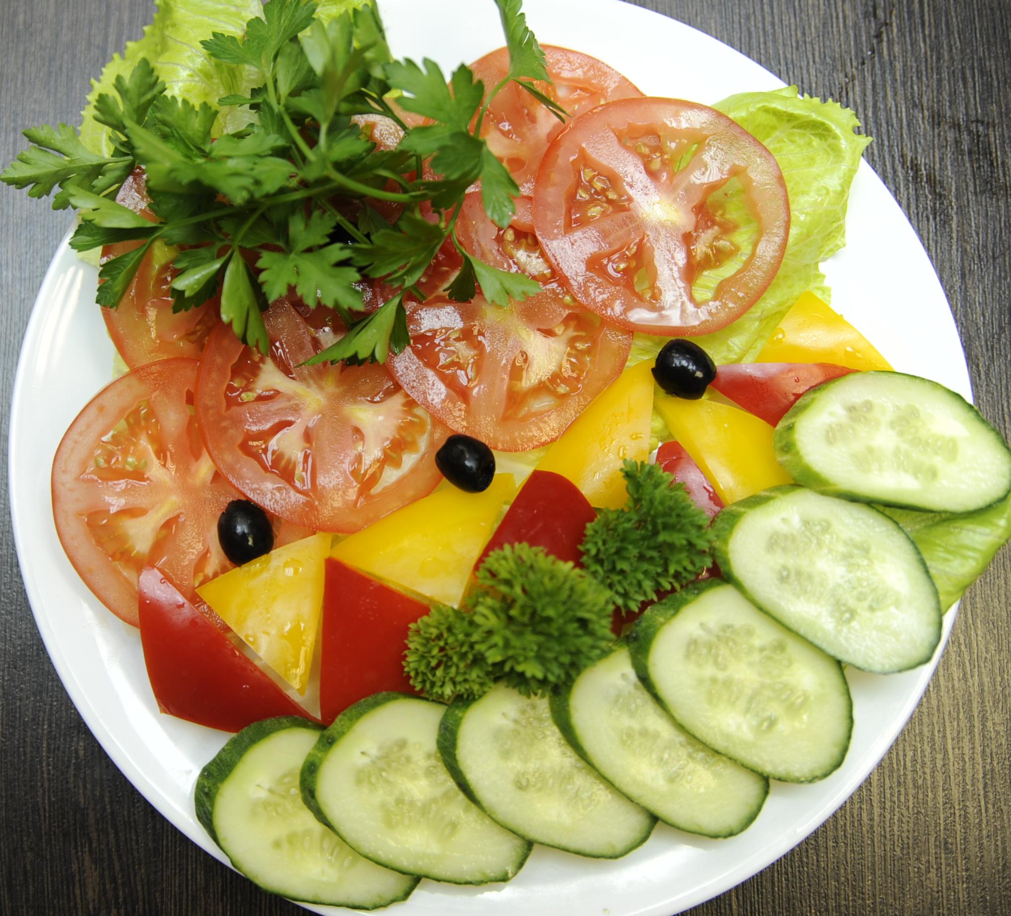 Салаты овощные мясные рыбные фруктовые