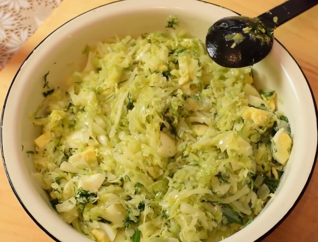 Начинка для пирожков с капустой и яйцом. Капустная начинка с яйцами. Капуста для пирожков. Капустная начинка в пирожки. Начинка капуста с яйцом.