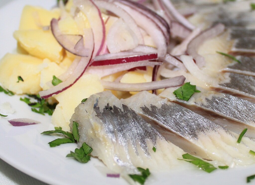 Селедка с маслом и луком рецепт. Картошечка с селедочкой и лучком. Сельдь с картофелем и луком. Селедочка с луком. Селедочка с лучком.