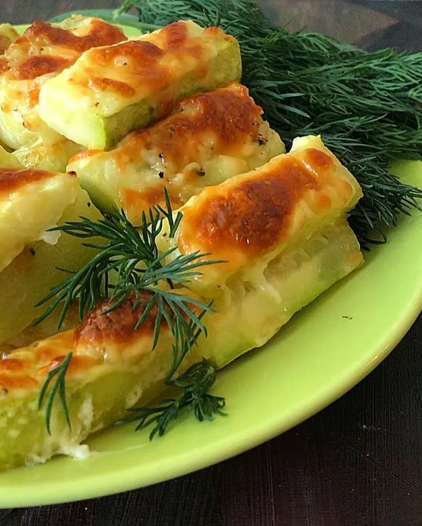 Кабачки запеченные в духовке с сыром брусочками