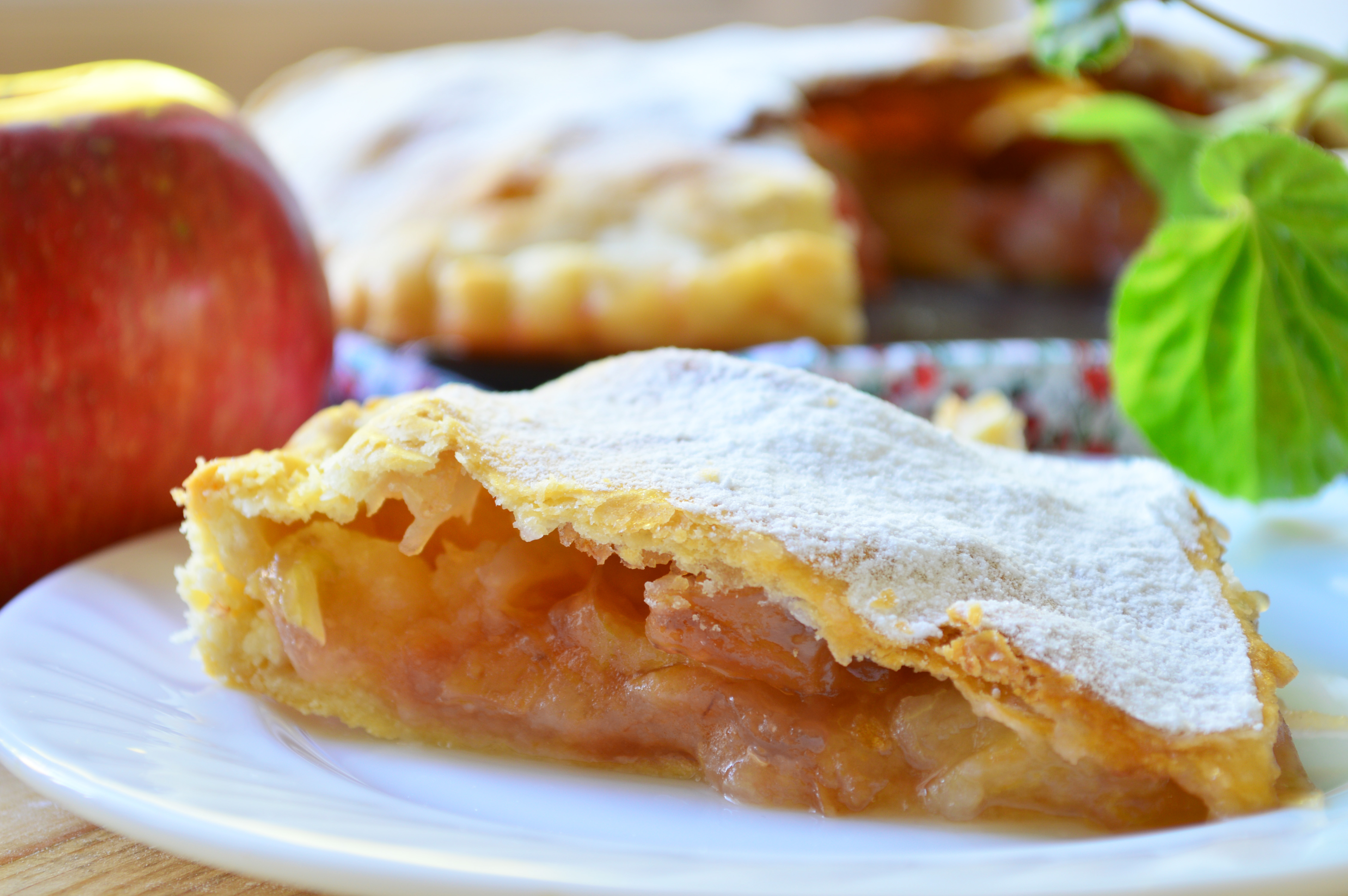 Пирог с яблоками из дрожжевого теста закрытый. Закрытый яблочный пирог. Пирог с начинкой из яблок. Яблочные пирожки. Пирог с яблоками из дрожжевого теста.