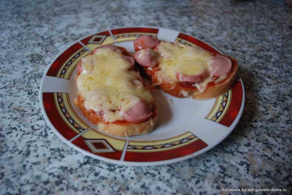 Бутерброды с сыром и кетчупом. Бутерброд с сосиской. Горячие бутерброды с сосисками. Бутерброд с сосиской и сыром. Бутерброд с сосиской и кетчупом.