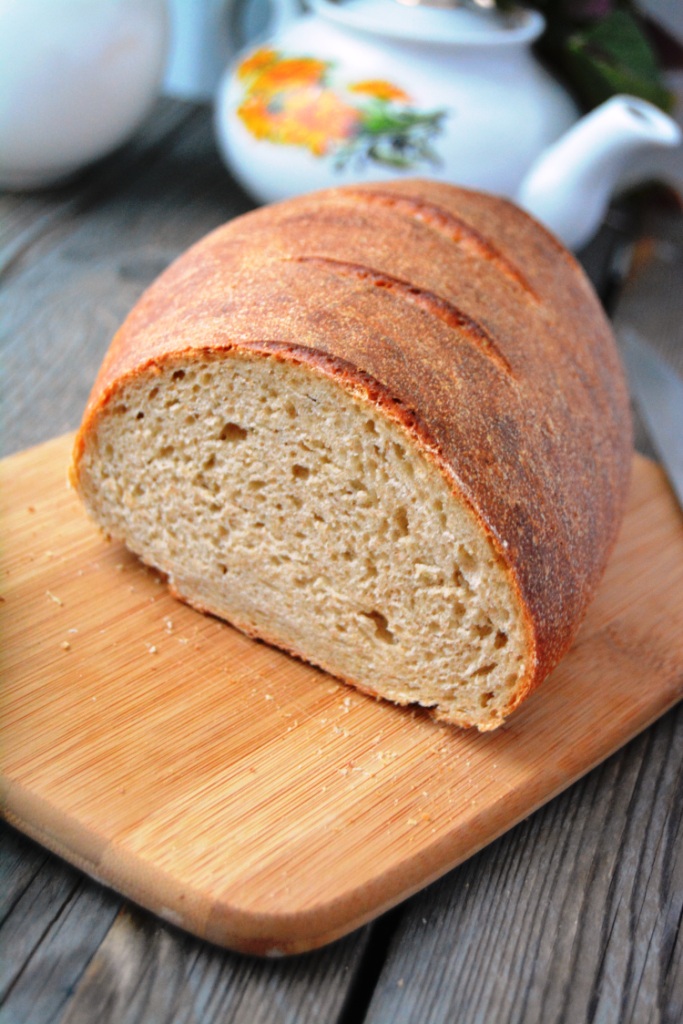 Простой хлеб дома в духовке. Домашний хлеб. Хлеб на дрожжах в духовке. Ржаной хлеб домашний. Пшеничный хлеб.