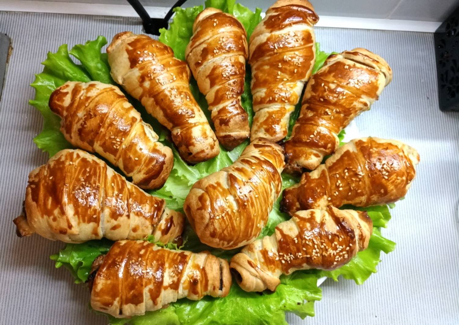 Ножки в тесте с грибами. Куриные голени в слоеном тесте. Куриные ножки в слоеном тесте. Голень в слоеном тесте в духовке. Куриная ножка в тесте.