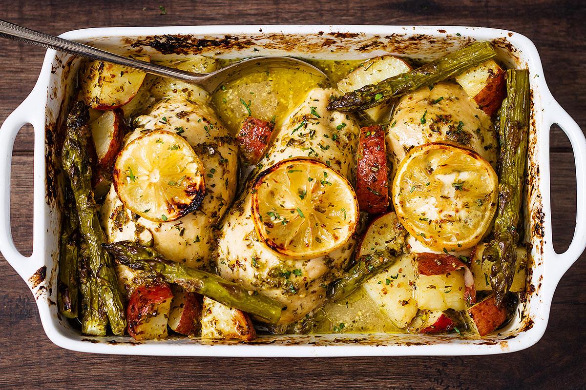 Рецепт запеченной картошки с овощами. Блюда в духовке. Овощи в духовке. Курица в духовке с картошкой и овощами. Запеченные овощи на ужин.