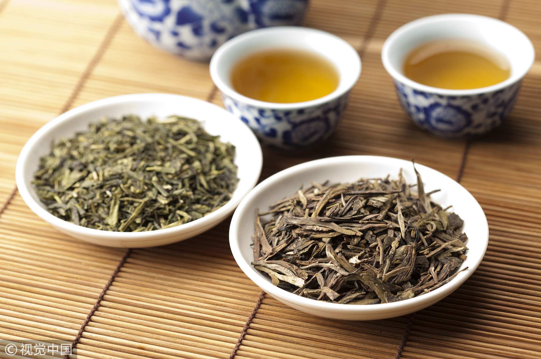 Черный чай снижает. Зеленый чай. Чай тминный. Черный и зеленый чай. Чай с тмином.