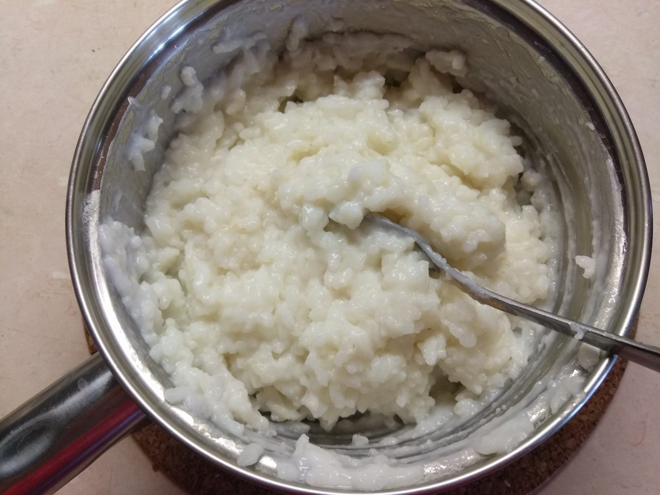 Как готовить рис в кастрюле на воде. Рис для каши. Варка рисовой каши. Варёный рис с молоком. Пошаговое приготовления вязкой рисовой каши.