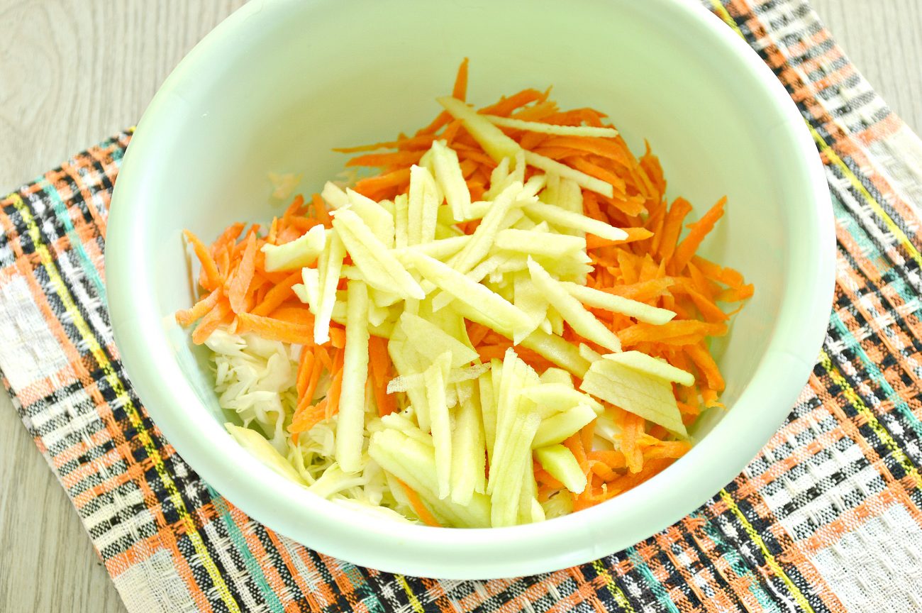 Капуста морковь сельдерей. Салат капуста морковь яблоко. Морковно яблочный салат. Салат с капустой и морковью. Салат витаминный капуста яблоко морковь.