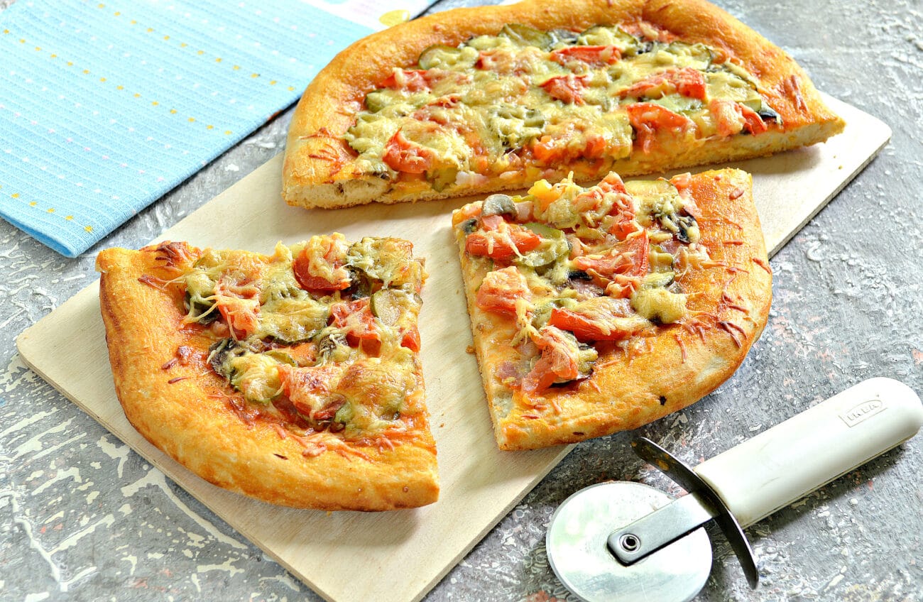 пицца рецепт с колбасой и сыром и помидорами со слоеным тестом фото 119