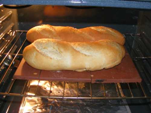 Хлеб после духовки. Хлеб в духовке. Домашний хлеб на противне в духовке. Хлеб в форме в духовке. Домашний хлеб в форме в духовке.