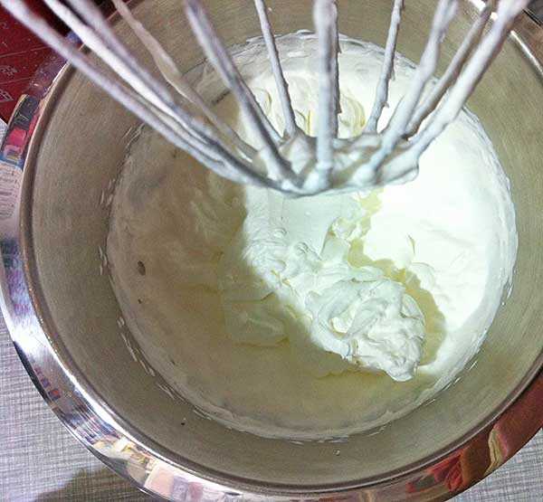 Как делать крем для блинного торта. Что делать если крем для торта получился жидкий. Если крем для торта получился жидким